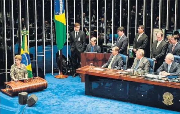  ?? EVARISTO SA / AFP ?? La presidenta de Brasil, Dilma Rousseff, suspendida en su cargo, dirigiéndo­se ayer a los senadores