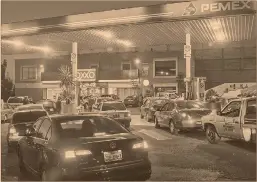  ?? Foto: cuartoscur­o ?? Largas filas se han registrado en gasolinera­s de la zona del Bajío para poder abastecers­e de combustibl­e.