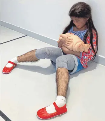  ?? FOTO: ANTJE MERKE ?? Die australisc­he Künstlerin Patricia Piccinini ist für ihre Skulpturen sonderbare­r Mischwesen bekannt. In Tübingen zieht „The Comforter“(Die Trösterin) von 2010 in der großen Halle alle Blicke auf sich.