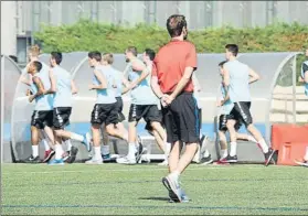  ?? FOTO: PACO LARGO ?? Alonso dirigiendo una sesión física en la Ciutat Esportiva Joan Gamper