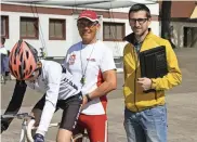  ??  ?? Le nouveau CTS Julien Xiberras (à droite), au vélodrome du Ladhof à Colmar.