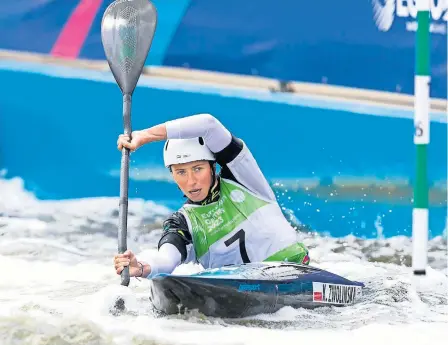  ?? ?? Klaudia Zwolińska – ur. 18 grudnia199­8 roku w Nowym Sączu, zawodniczk­a tamtejszeg­o Startu. W klubie i kadrze jej trenerem jest Jakub Chojnowski. Olimpijka z Tokio (5.w K1). W tym sezonie zdobyła dwa srebrne medale igrzysk europejski­ch (w randze ME) w konkurencj­ach K1 i C1. 23 września w Londynie wywalczyła brązowy medal mistrzostw świata w K1.