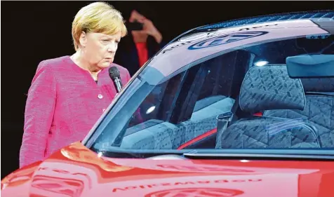  ?? Foto: Boris Roessler, dpa ?? Kanzlerin Angela Merkel auf dem Eröffnungs­rundgang der IAA mit der VW Studie I.D. Crozz.