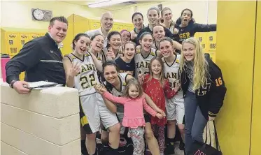  ?? Contribute­d/Tredwell family ?? Emily Tredwell, center, with members of the Hand girls basketball team in 2016.