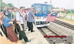  ??  ?? MULAKAN PERJALANAN: Ariffin melakukan pelepasan dari Stesen Keretapi Beaufort.