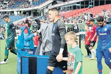  ?? FOTO: JUAN ECHEVERRÍA ?? Titular La marcha de Kepa y la lesión de Herrerín han cambiado de golpe la situación de Remiro en el Athletic