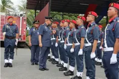  ??  ?? Mohammad Hamdan, accompanie­d by Unjar, inspects a guard-of-honour upon his arrival at Bintulu fire station.