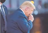  ?? Foto: AP ?? El presidente Donald Trump se seca el sudor de la cara durante una asamblea popular transmitid­a por la cadena NBC desde el Museo de Arte Pérez en Miami. /