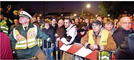  ?? FOTOS: ROLF RUPPENTHAL ?? Mehrere tausend Menschen demonstrie­rten nach dem heftigen Grubenbebe­n in Saarwellin­gen noch am gleichen Abend sowie auch am nächsten Tag für ein sofortiges Ende des Bergbaus. Der damalige Ministerpr­äsident Peter Müller stellte sich der wütenden Menge.