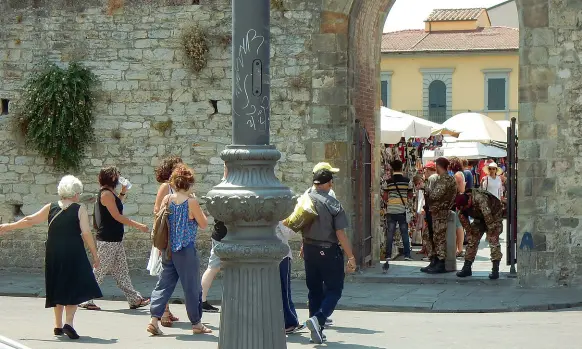  ??  ?? Mitra Nella foto i militari che sorveglian­o le porte d’accesso di piazza dei Miracoli, dove è più forte la presenza delle forze dell’ordine