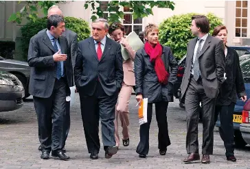  ??  ?? Premiers pas. Benoît Ribadeau-Dumas (à dr., de profil) à Matignon en 2003 aux côtés de Jean-Pierre Raffarin. Le Premier ministre l’a nommé conseiller technique chargé de la réforme de l’État et de la décentrali­sation.