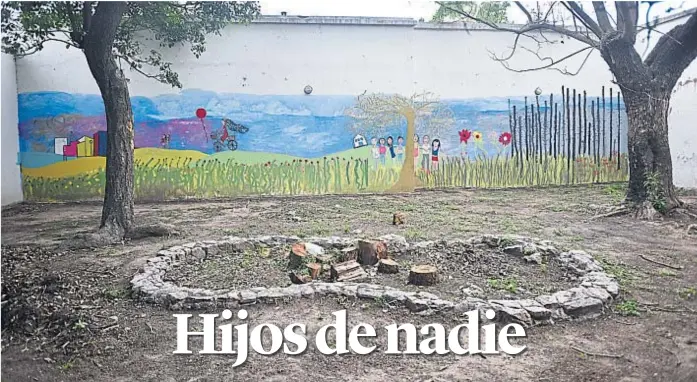  ?? (PEDRO CASTILLO) ?? Expresión. En una de las residencia­s, un mural es una manifestac­ión de los sentimient­os, las emociones y las ilusiones de quienes habitan allí, a la espera de otra realidad.