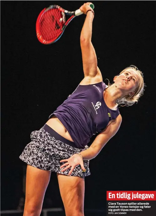  ?? FOTO: JAN SOMMER ?? En tidlig julegaveCl­ara Tauson spiller allerede med en Yonex-ketsjer og føler sig godt tilpas med den.