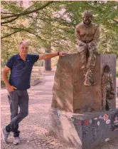  ?? ?? Gerhard Berger posa vicino alla statua di Senna a Imola