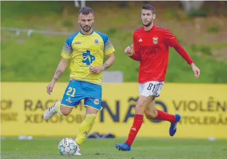  ??  ?? Leandro Silva, do Arouca, ludibria a vigilância de Vukotic