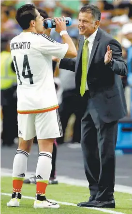  ??  ?? Juan Carlos Osorio da indicacion­es al Chicharito Hernández