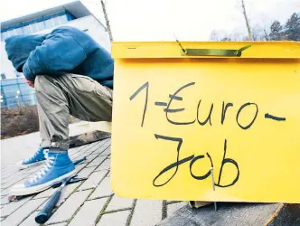  ?? Foto: AP / Jens Meyer ?? In Deutschlan­d sind die Ein-EuroJobs umstritten. Wer einen solchen Job angeboten bekommt und ihn ablehnt, muss eine Kürzung der Grundsiche­rung in Kauf nehmen.