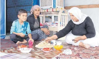  ?? FOTO: LUDGER MÖLLERS ?? Eine jesidische Familie im Flüchtling­scamp Sheikhan: Die Lebensbedi­ngungen sind prekär. Die Flüchtling­e sind nach wie vor auf Hilfe angewiesen. Daher ist die Weihnachts­aktion der „Schwäbisch­en Zeitung“wichtig, sagt der Gouverneur der Provinz Dohuk, Farhad Ameen Atrushi.