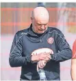  ?? FOTO: FREDERIC SCHEIDEMAN­N ?? Läuft seine Zeit in Düsseldorf ab? Trainer Uwe Rösler beim Training an der Arena.