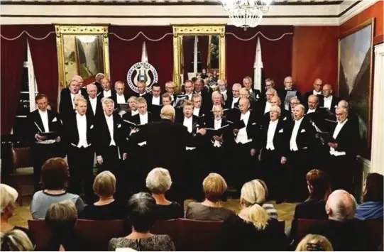  ??  ?? JUBILERER: Her et glimt fra korets konsert i Arendal gamle rådhus ved 85-årsjubilee­t i 2013. Søndag feires 90 år samme sted.