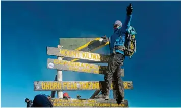  ?? Fotos: Michael Scheyer ?? Thomas Lämmle steigt mit Krücken auf den Kilimandsc­haro – und erreicht den Gipfel nach acht Tagen.