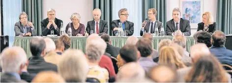  ?? RP-FOTO: RALPH MATZERATH ?? Die Landtagska­ndidaten diskutiert­en im Wyndham Garden Hotel. RP-Redaktions­leiter Oliver Wiegand (4.v.r.) moderierte.