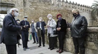  ?? FRANCISCO GONZÁLEZ ?? Juana Castro, segunda por la derecha, con los participan­tes del paseo, dirigido por Pilar Sanabria (derecha).