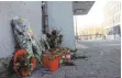  ?? ARCHIVFOTO: LENA MÜSSIGMANN ?? Nach der Tat wurden Blumen am Tatort abgelegt und Kerzen angezündet.