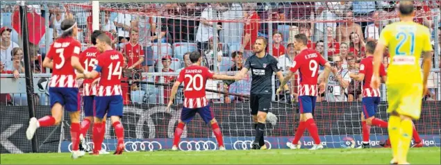  ??  ?? PARAPENALT­IS. Juanfran corre a la portería de Oblak para felicitar al esloveno justo después de detenerle un penalti a Milik en el 33’. Lo había cometido Savic sobre Callejón.