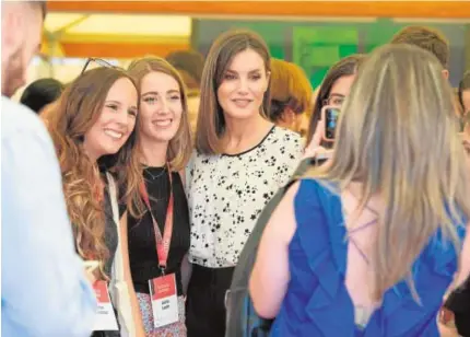  ?? FOTOS: INÉS BAUCELLS ?? Arriba, Don Felipe charla con los organizado­res de la jornada «Rescatador­es de talento», organizada por la Fundación Princesa de Girona. Sobre estas líneas, la Reina se fotografía junto a algunas de las jóvenes que participar­on en el acto