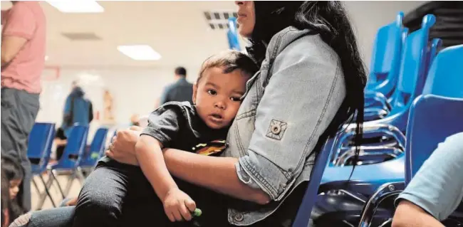  ?? AFP ?? Una madre y su hijo descansan en un centro de ayuda humanitari­a después de haber cruzado la fontera de México