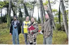  ??  ?? L’animateur natura 2000 Philippe Quéré, le salarié du camping Gaël Gautier, le conseiller municipal Bernard Pinaud et Jean-Luc Eon de la DDTM ont procédé au marquage des arbres.