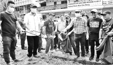  ??  ?? Nordin (second left) with a rat during the City Hall’s “Operation To Eliminate Rats” at Bandaran Berjaya yesterday.