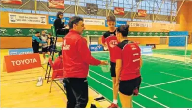  ?? M. G. ?? Antonio Molina da instruccio­nes a sus jugadores durante un encuentro del Rinconada sevillano.