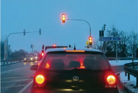  ?? Foto: Heinrich ?? So kennen das viele Pendler: Warten an der Ampelanlag­e an der Autobahnan­schlussste­lle Bad Wörishofen. Künftig soll der Verkehr dort besser fließen.