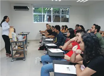  ??  ?? Maestra en Nutrición Claudia Ayala Cáceres, durante una plática