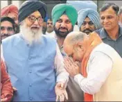  ?? RAVI KUMAR/HT ?? ■ BJP chief Amit Shah (R) greets former Punjab CM & SAD supremo Parkash Singh Badal in Chandigarh on Thursday.