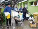  ??  ?? Vor dem Gaberndorf­er Kindergart­en türmte sich am Samstagvor­mittag jede Menge Müll. Fotos: Michael Grübner