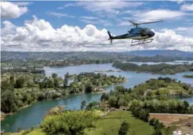  ?? FOTO JUAN ANTONIO SÁNCHEZ ?? Los sobrevuelo­s sobre el embalse de Guatapé y El Peñol se convirtier­on en plan para los turistas.