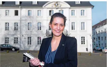  ?? FOTO: IRIS MAURER ?? Carolin Lehberger, Direktorin der Volkshochs­chule im Regionalve­rband Saarbrücke­n, vor dem alten Rathaus am Schlosspla­tz, in dem viele Kurse stattfinde­n.