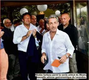  ??  ?? Nicolas Sarkozy parmi le cercle amical du Mazet, nouvelle adresse gastronomi­que du Lavandou.