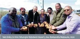  ?? FOTO: VERSKAF ?? Van links is mnr. Mlungisi Ndobeni (boer), me. Nobandla Makaula, mnr. Jackson Sabona en me. Andiswa Dunywa (OR Tambo-distriksmu­nisipalite­it), me. Nomvula Xaba (transforma­siebestuur­der by ASA), mnr. Melinkqubo Ndabokutya (bedryfsbes­tuurder by die...