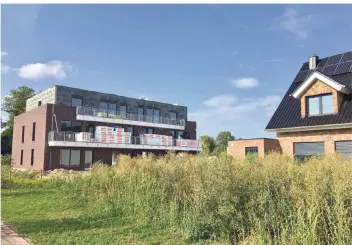  ?? FOTO. MARC SCHÜTZ ?? Seit 2005 wurden im Kreis Viersen weniger Wohnungen gebaut. In Kempen wird aber zurzeit viel gebaut, wie hier im Neubaugebi­et an der Kreuzkapel­le. Das Wohnen im Kreis ist insgesamt teurer geworden.