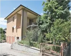  ??  ?? PASSAVA QUI LE SUE ESTATI Fagnano (Bologna). A sinistra, la casa in cui Youssef passava le estati dalla madre Valeria Collina, 68 (la vedete assediata dai microfoni nella foto in alto a sinistra). Qui sopra, Franca Lambertini, prozia di Youssef: «Per me era un bravo ragazzo», dice.