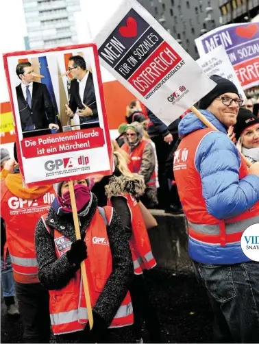  ?? BILD: SN/APA/H. FOHRINGER ?? Laut Gewerkscha­ft demonstrie­rten am Mittwoch 4000 ihrer Mitglieder gegen die Kassenrefo­rm der Regierung.