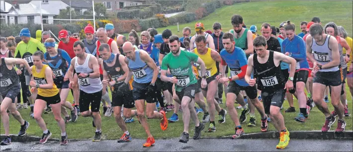  ?? 01_B17ormidal­e01 ?? All 81 runners at the start of the Ormidale 10k.