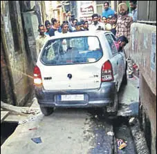  ?? HT PHOTO ?? The accused’s car stuck in a lane in Amritsar’s Jandiala on Sunday.