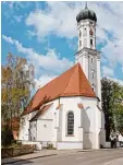  ?? Foto: Hans Eppinger ?? Die Kirche Buttenwies­en ist der Heilgen Dreifaltig­keit geweiht und der Jahr markt an diesem Tag hat Tradition.