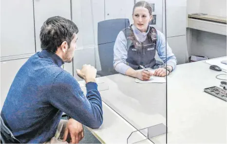  ?? FOTO: SCHLIPF ?? Bei Vernehmung­en schützt mittlerwei­le ein Spuckschut­z Polizeibea­mte wie Miriam Götz, stellvertr­etende Dienstgrup­penleiteri­n beim Aalener Polizeirev­ier.