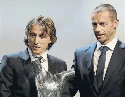  ?? FOTO: AP ?? El ‘año Modric’ Luka, tras ganar el premio UEFA a mejor jugador del año, aspira al The Best y al Balón de Oro